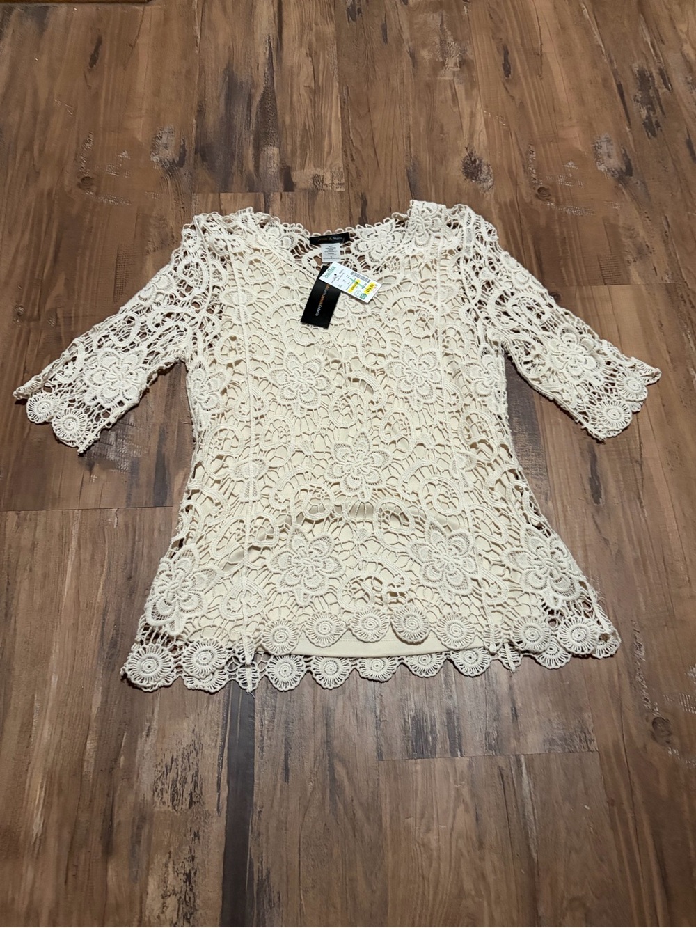 Woman Crochet Lace Scoop-Neck Top in Cream - Ladies